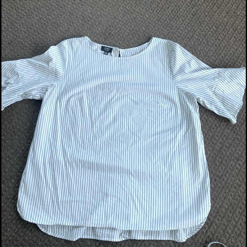 Short leave blouse, white with thin vertical black striping
